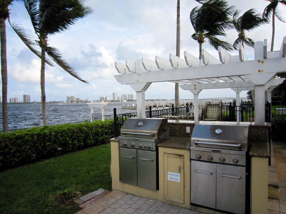 Active With Contract: $158,900 (1 beds, 1 baths, 760 Square Feet)