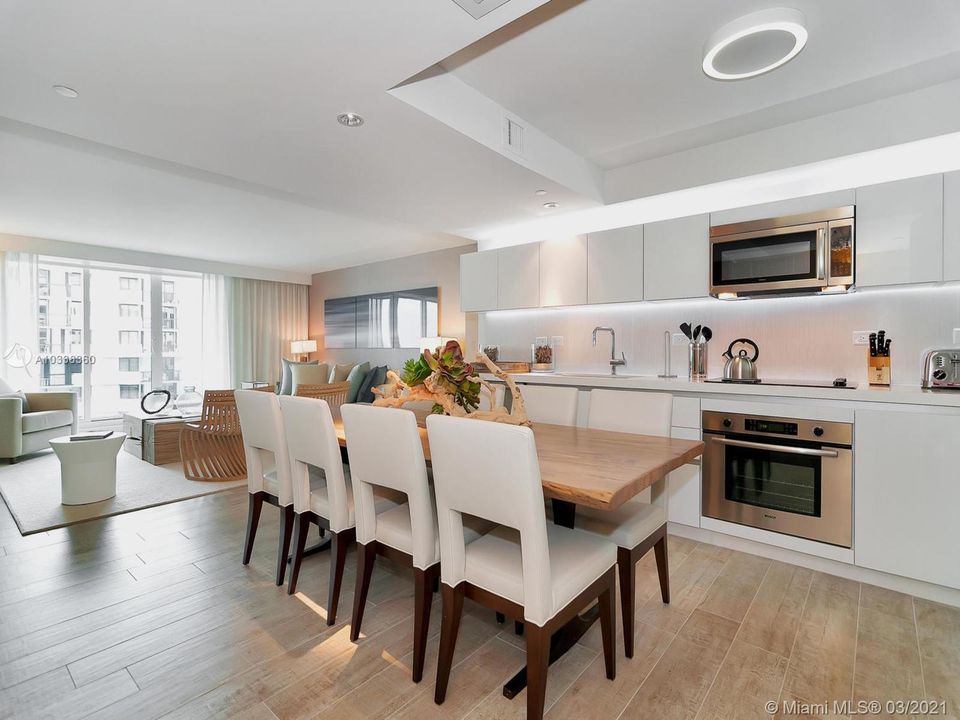 Recently Sold: $2,999,000 (3 beds, 3 baths, 1925 Square Feet)