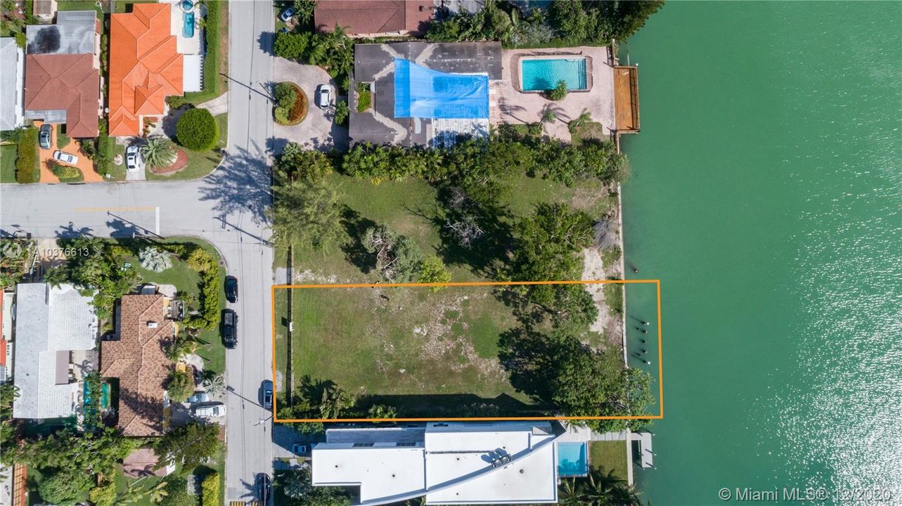 Vendido Recientemente: $2,350,000 (0.34 acres)