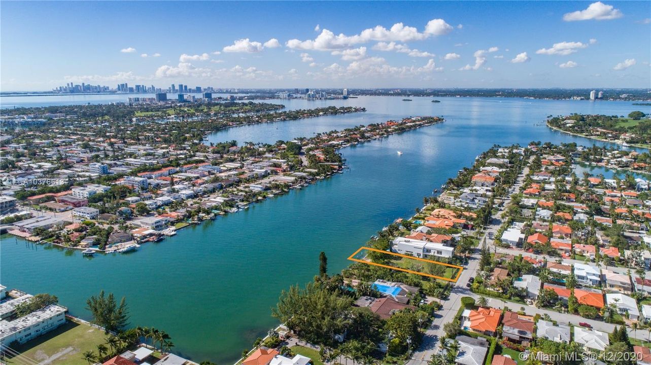 Vendido Recientemente: $2,350,000 (0.34 acres)