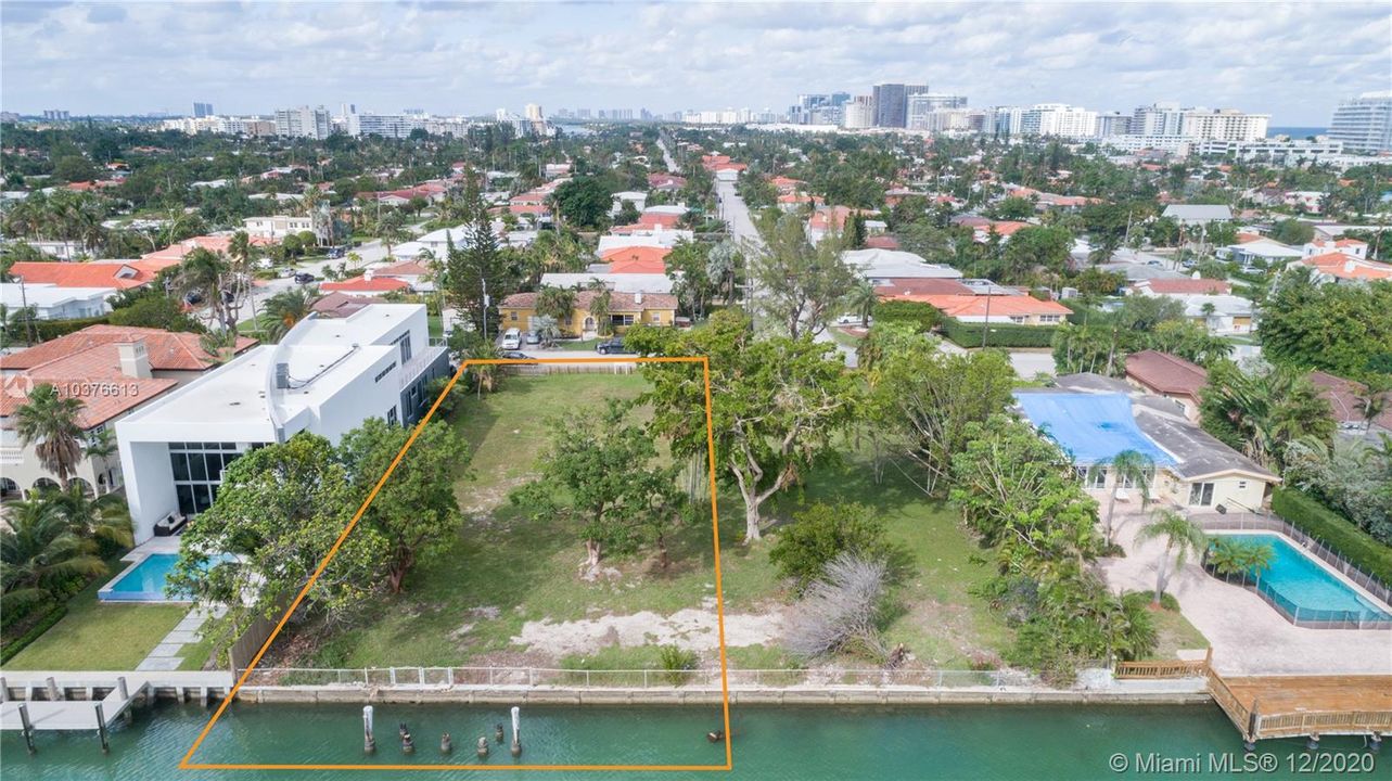 Vendido Recientemente: $2,350,000 (0.34 acres)