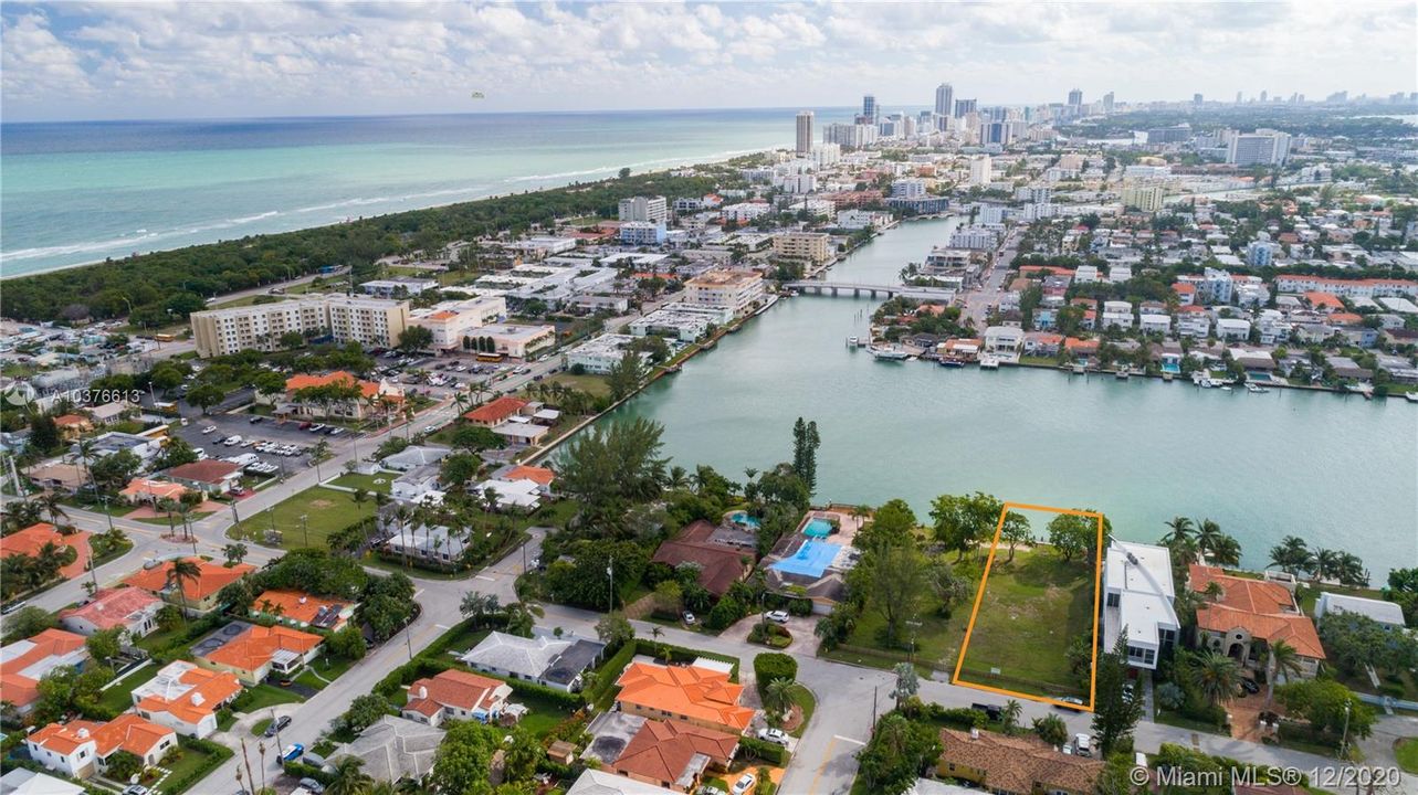 Vendido Recientemente: $2,350,000 (0.34 acres)