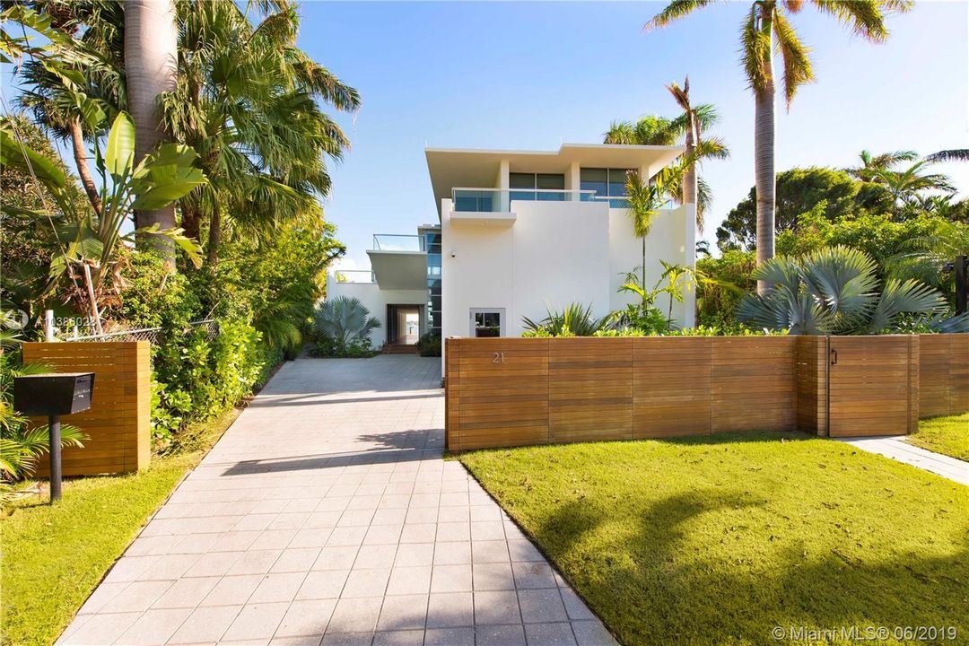 Recientemente alquilado: $55,000 (4 camas, 4 baños, 5542 Pies cuadrados)