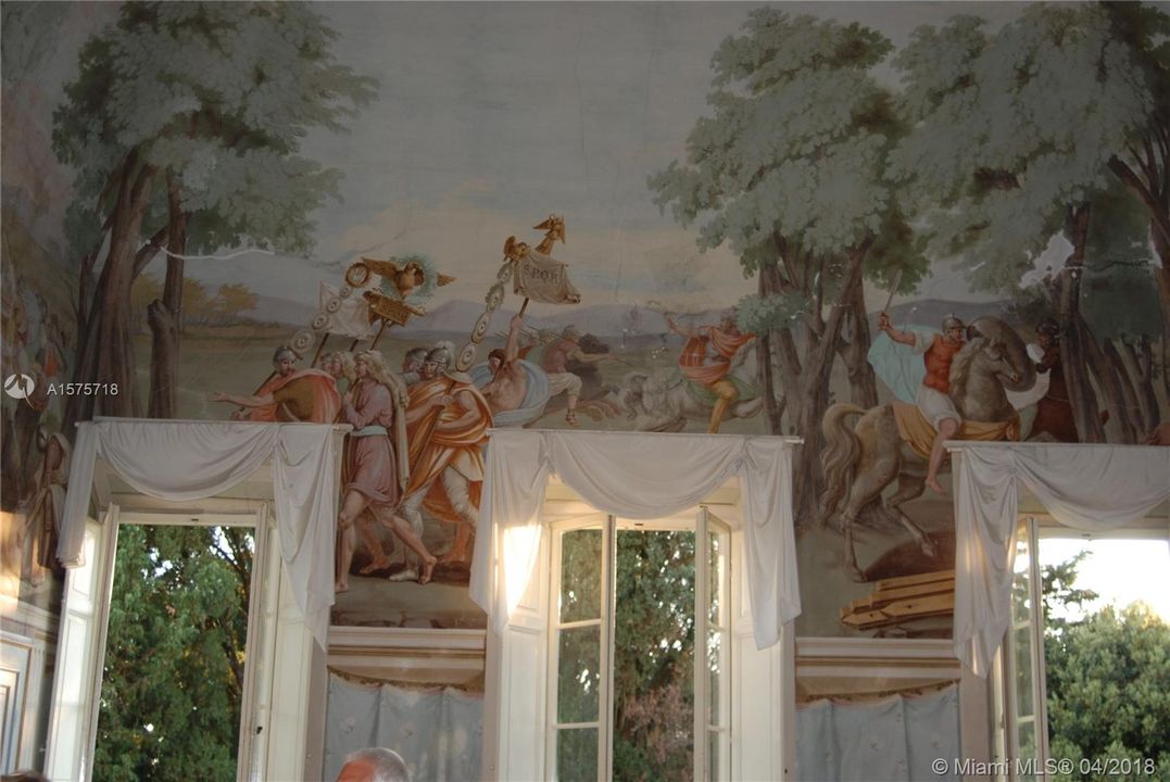 Details, hand-painted onto the walls and ceilings