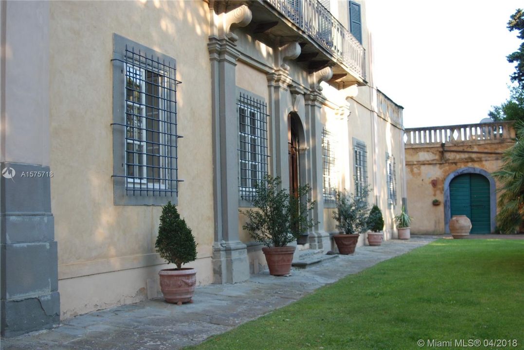 Spectacular Villa in Tuscany ... And THIS could be yours!