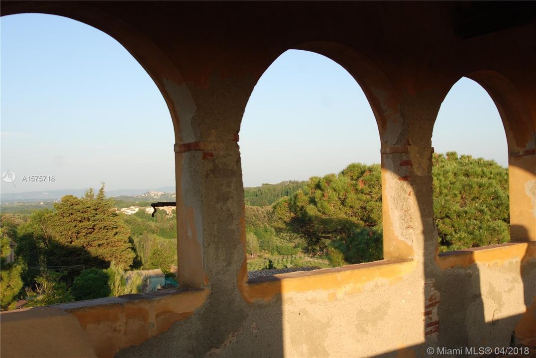 Breathtaking views from the loggia ...  with Tuscany at your feet