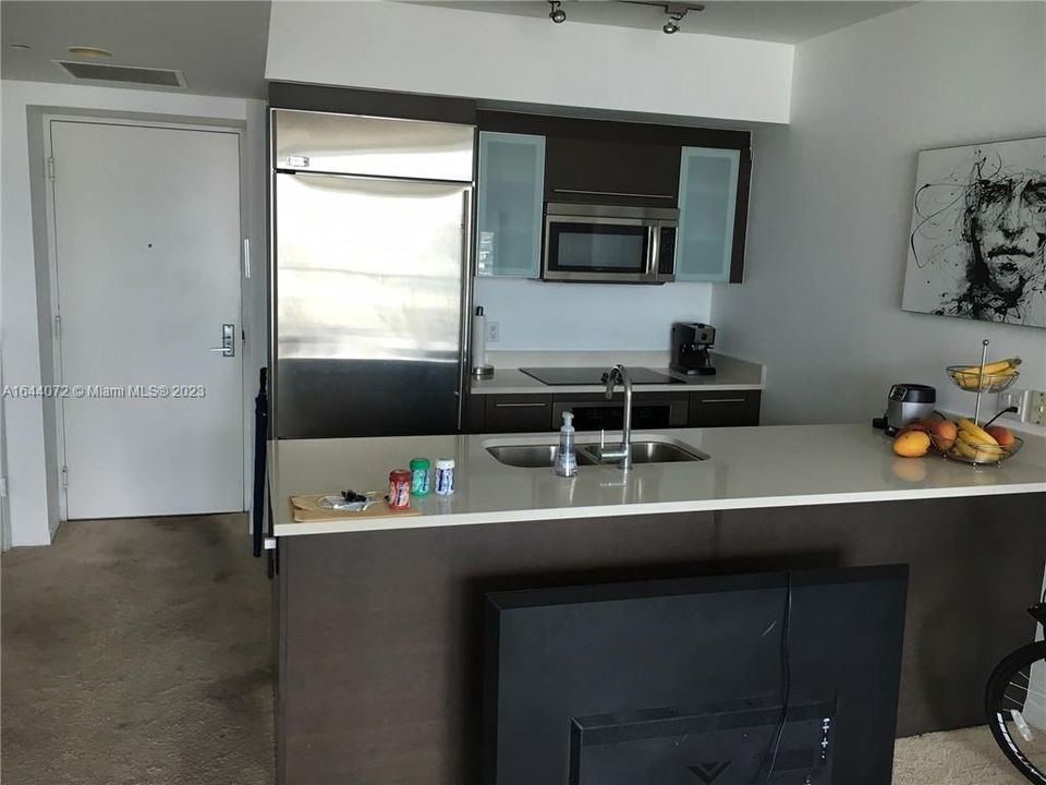 For Sale: $460,000 (1 beds, 1 baths, 738 Square Feet)