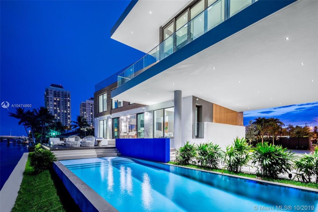 Недавно продано: $4,995,000 (5 спален, 5 ванн, 5010 Квадратных фут)