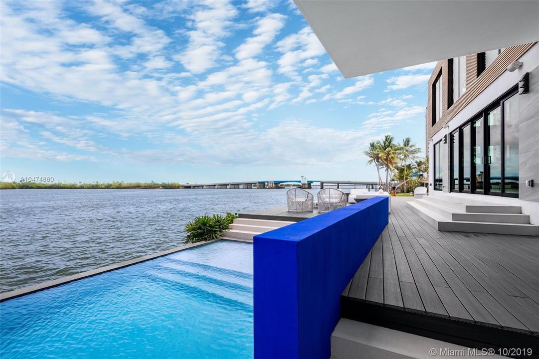 Недавно продано: $4,995,000 (5 спален, 5 ванн, 5010 Квадратных фут)