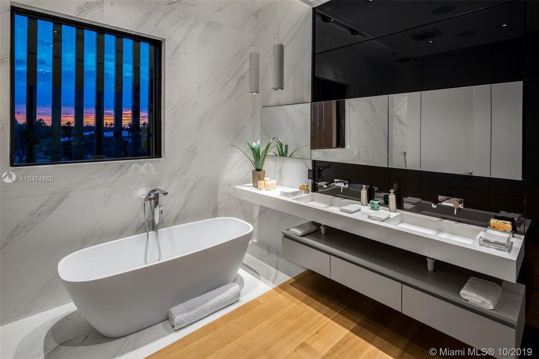 Недавно продано: $4,995,000 (5 спален, 5 ванн, 5010 Квадратных фут)