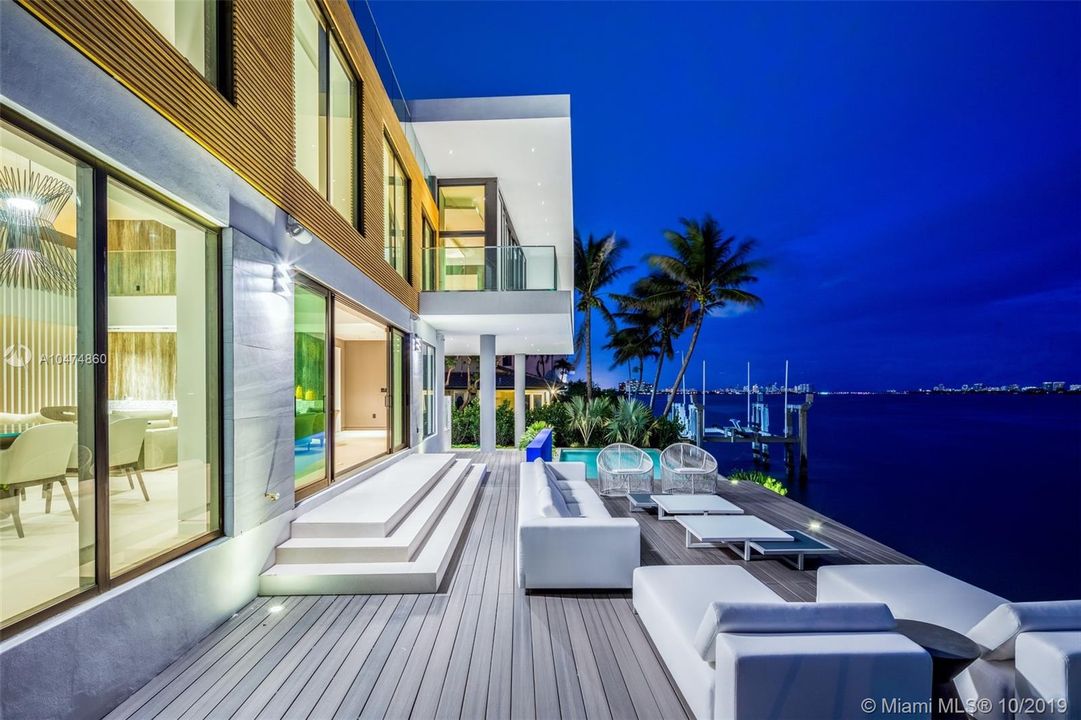 Недавно продано: $4,995,000 (5 спален, 5 ванн, 5010 Квадратных фут)