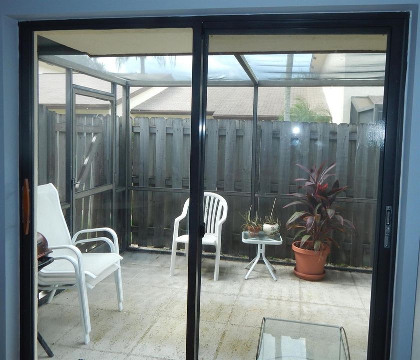 Screen back patio