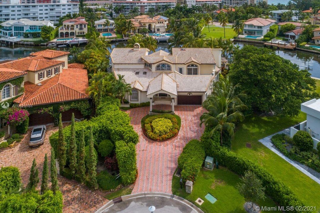 Recently Sold: $4,897,000 (6 beds, 6 baths, 8278 Square Feet)
