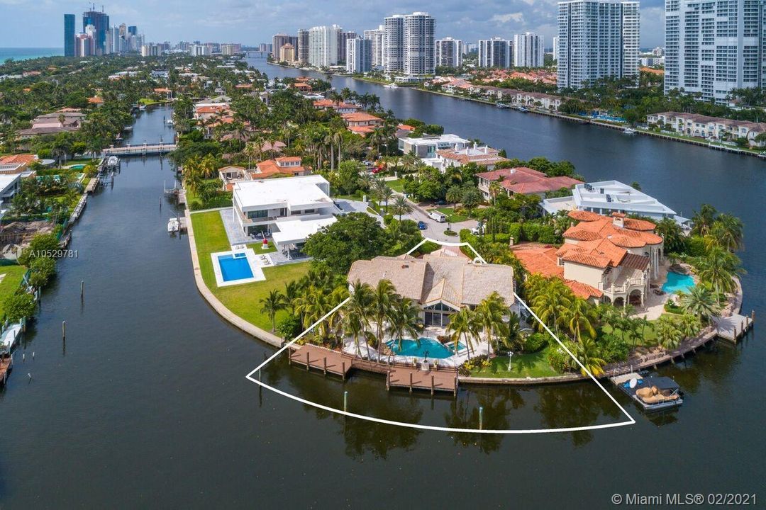 Recently Sold: $4,897,000 (6 beds, 6 baths, 8278 Square Feet)