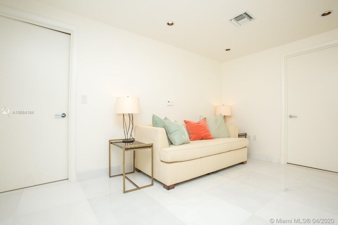 Recently Sold: $1,075,000 (1 beds, 2 baths, 1161 Square Feet)