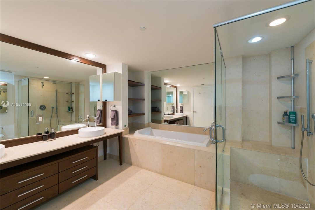 最近售出: $1,690,000 (3 贝兹, 3 浴室, 2097 平方英尺)
