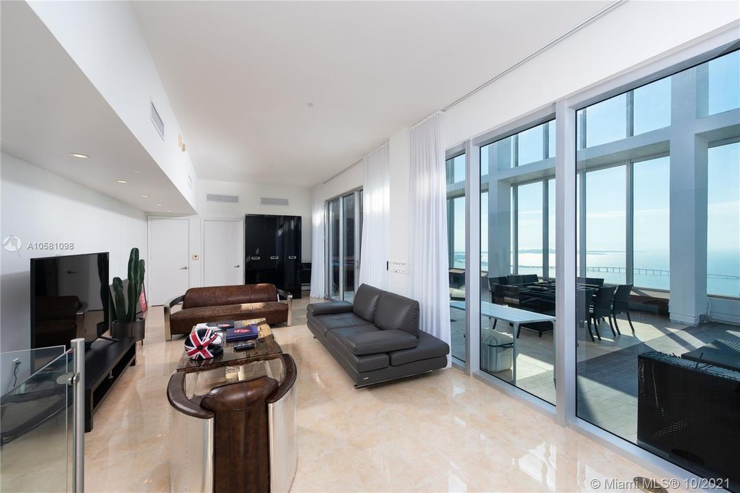 Recently Sold: $1,690,000 (3 beds, 3 baths, 2097 Square Feet)