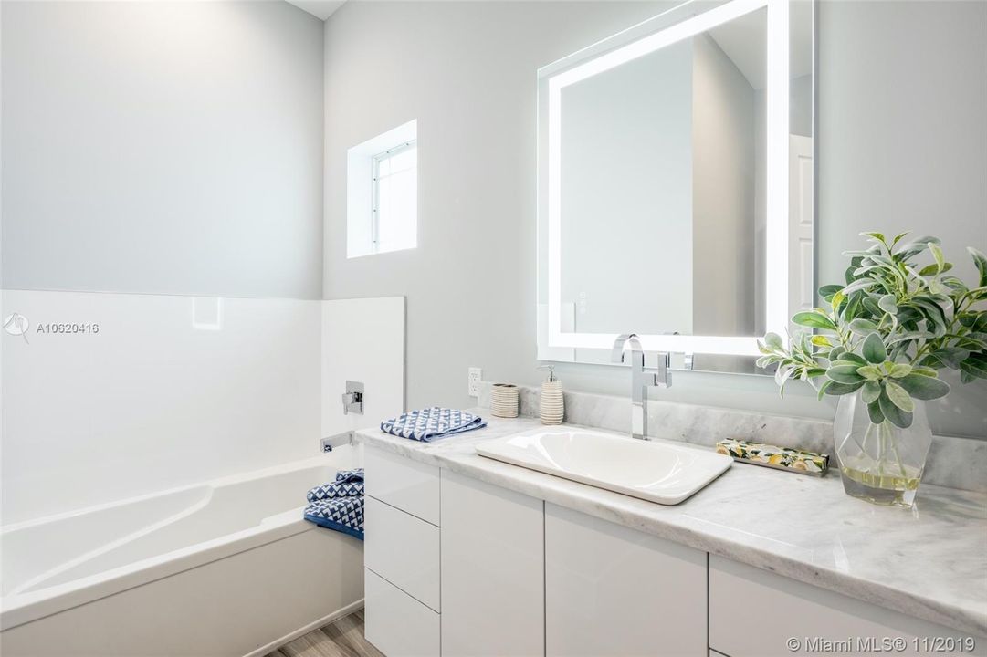 Vendido Recientemente: $3,495,000 (6 camas, 7 baños, 7088 Pies cuadrados)