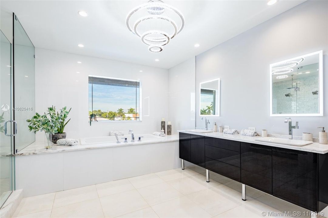 Vendido Recientemente: $3,495,000 (6 camas, 7 baños, 7088 Pies cuadrados)