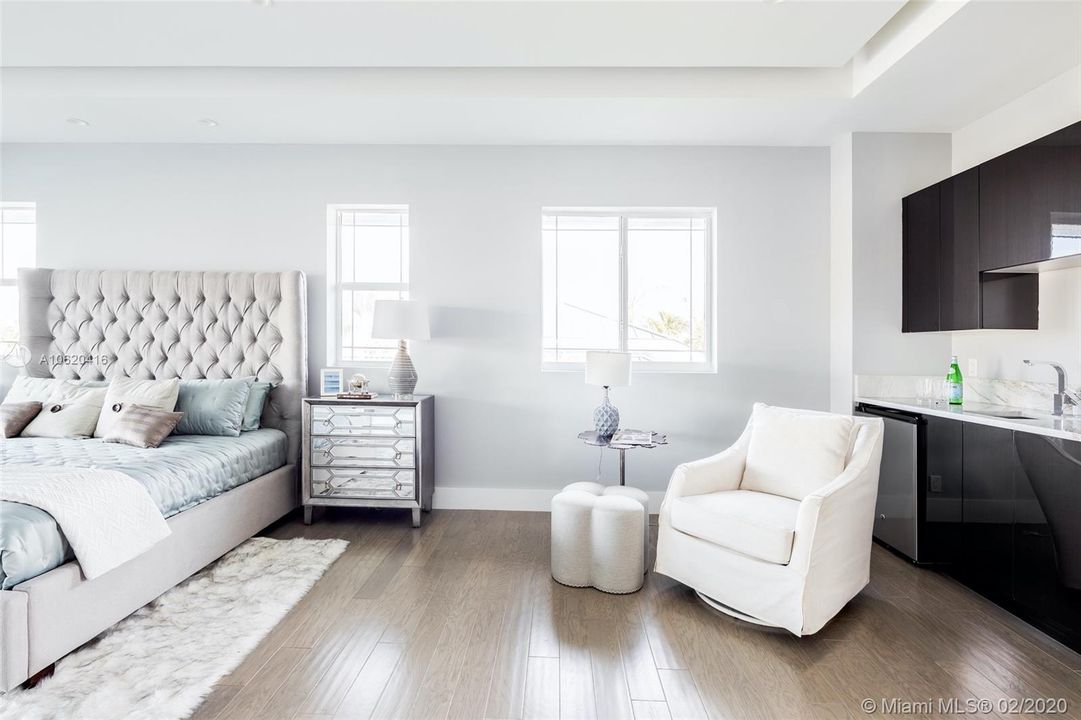 Vendido Recientemente: $3,495,000 (6 camas, 7 baños, 7088 Pies cuadrados)