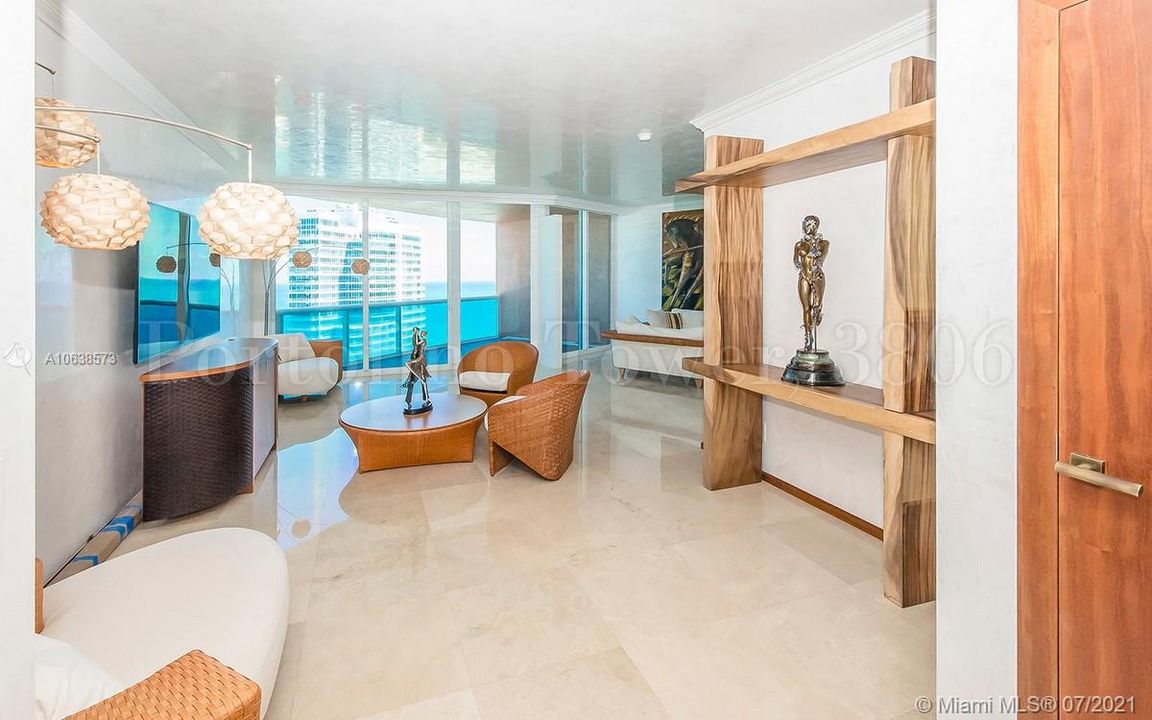 Recently Sold: $1,945,000 (2 beds, 2 baths, 1960 Square Feet)
