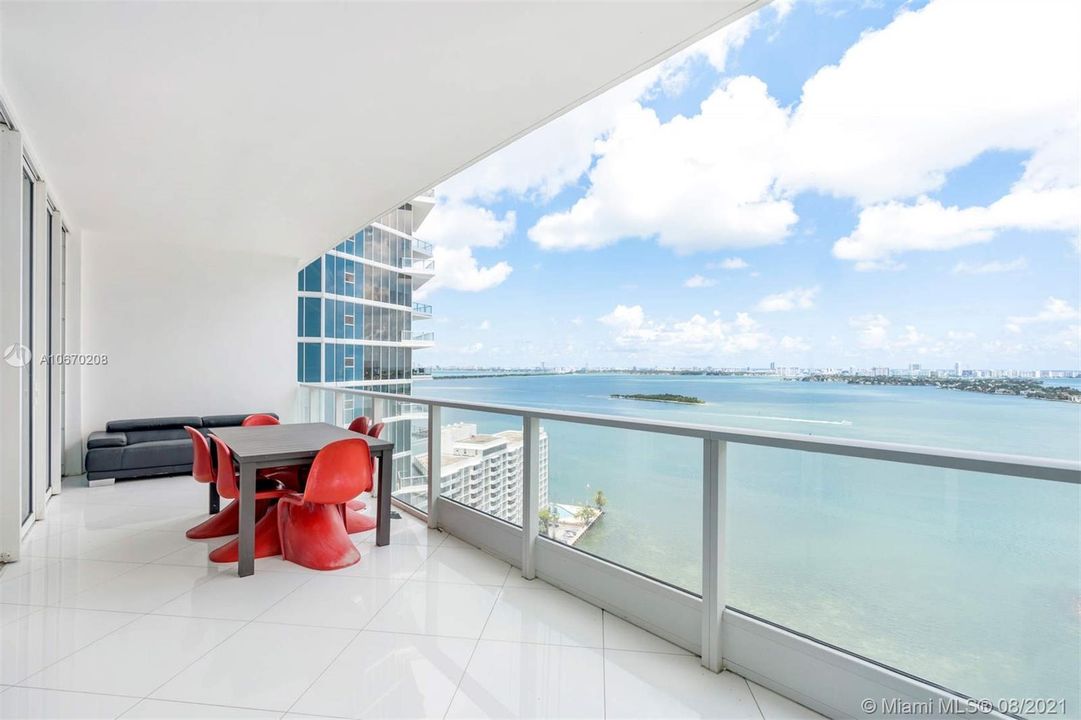 Recently Sold: $1,150,000 (2 beds, 2 baths, 1666 Square Feet)