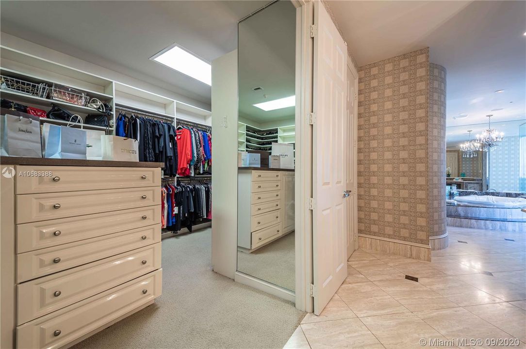 Vendido Recientemente: $4,150,000 (4 camas, 4 baños, 6381 Pies cuadrados)