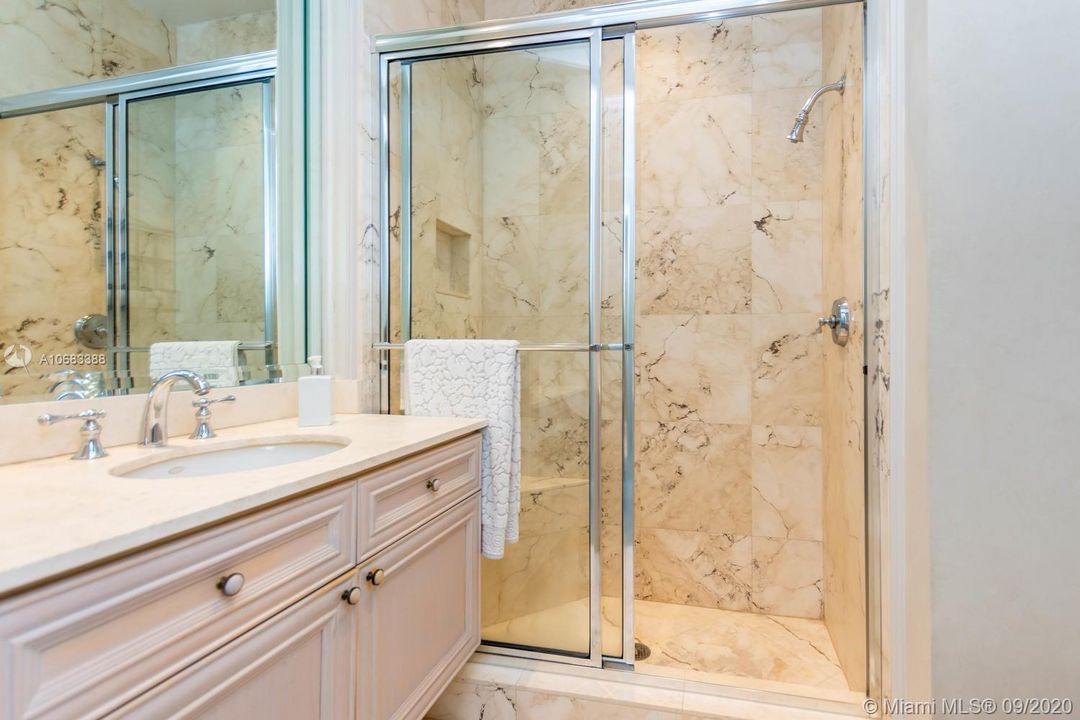 Vendido Recientemente: $4,150,000 (4 camas, 4 baños, 6381 Pies cuadrados)