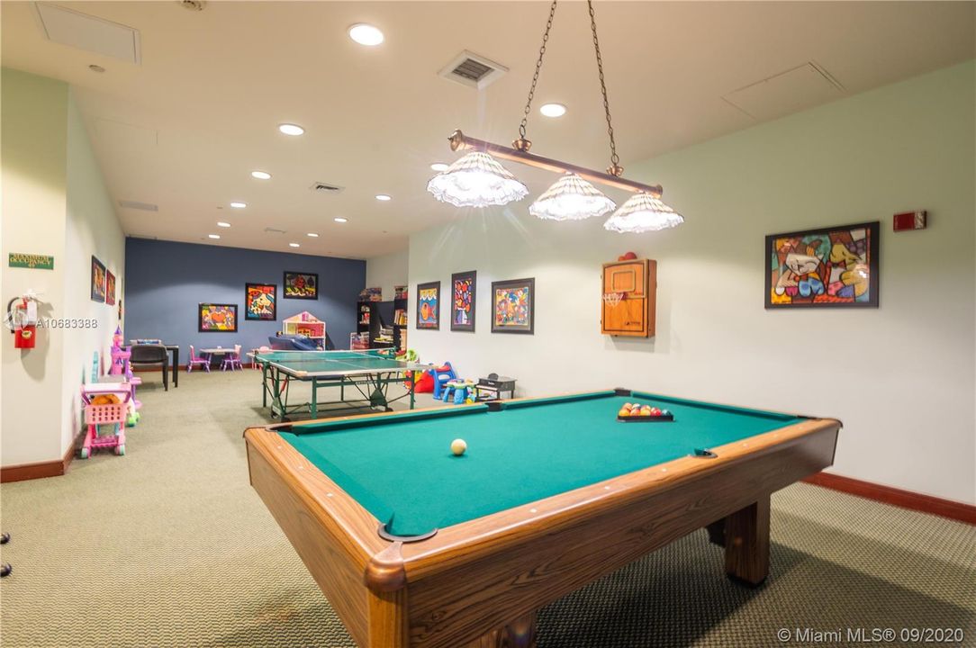 Vendido Recientemente: $4,150,000 (4 camas, 4 baños, 6381 Pies cuadrados)