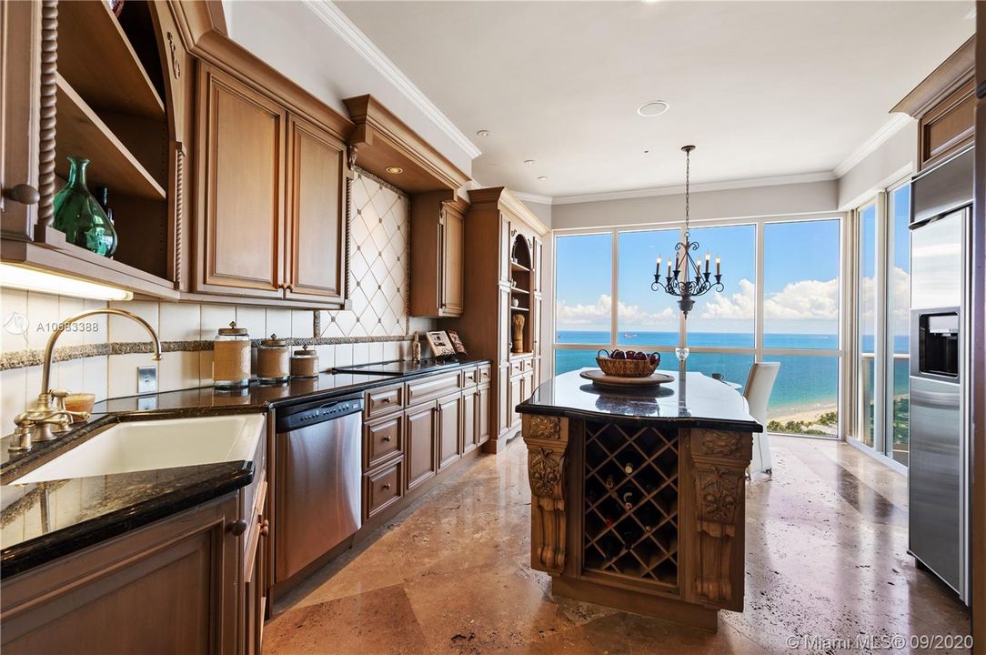 Vendido Recientemente: $4,150,000 (4 camas, 4 baños, 6381 Pies cuadrados)