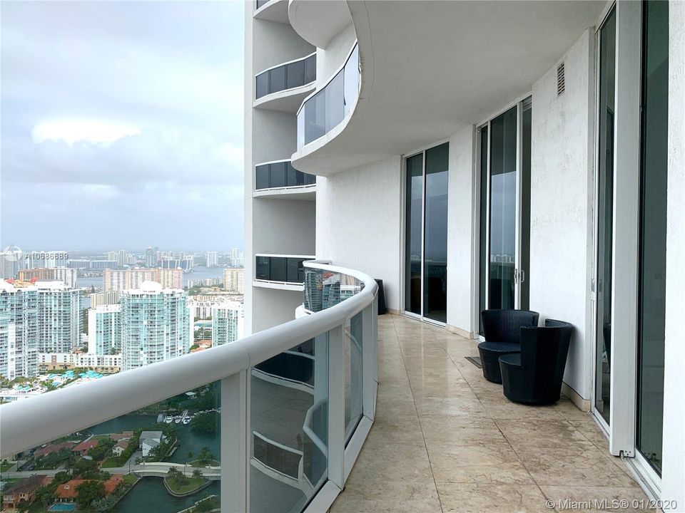 Recently Rented: $3,700 (2 beds, 2 baths, 1435 Square Feet)