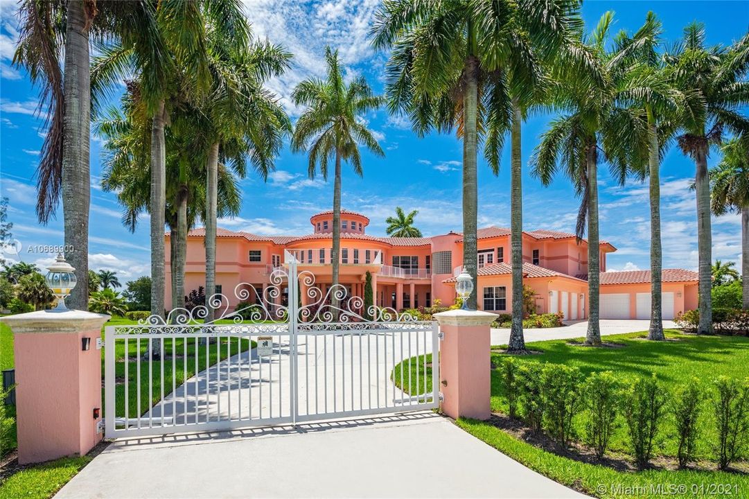 Recently Sold: $2,550,000 (5 beds, 6 baths, 10353 Square Feet)