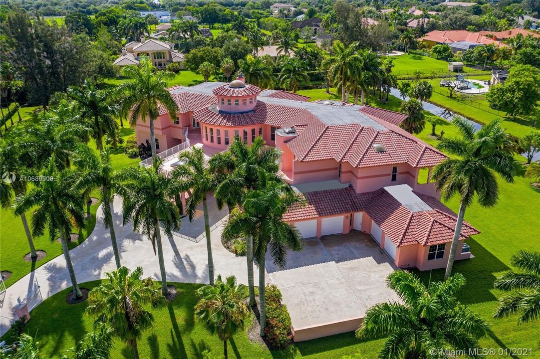 Recently Sold: $2,550,000 (5 beds, 6 baths, 10353 Square Feet)