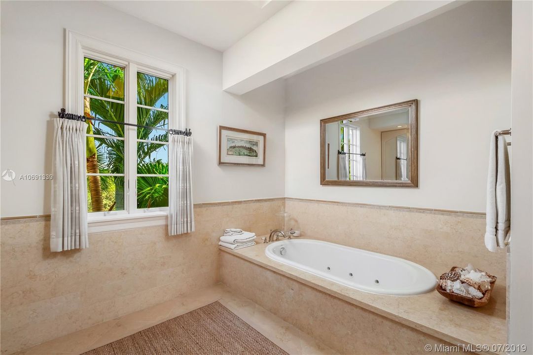 JACUZZI TUB IN MASTER BATH