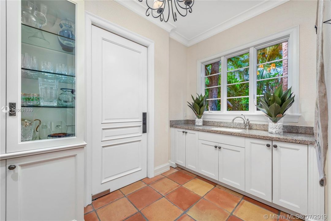 BUTLER'S PANTRY OFF WINE ROOM