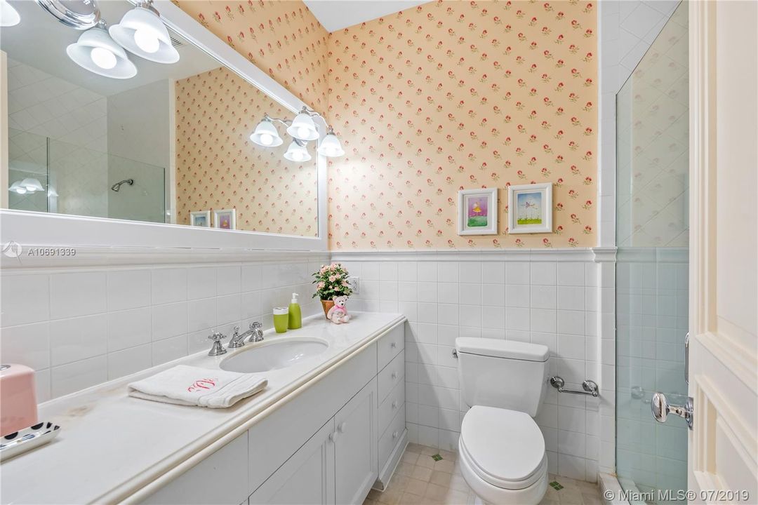 CHILDREN'S BATHROOM
