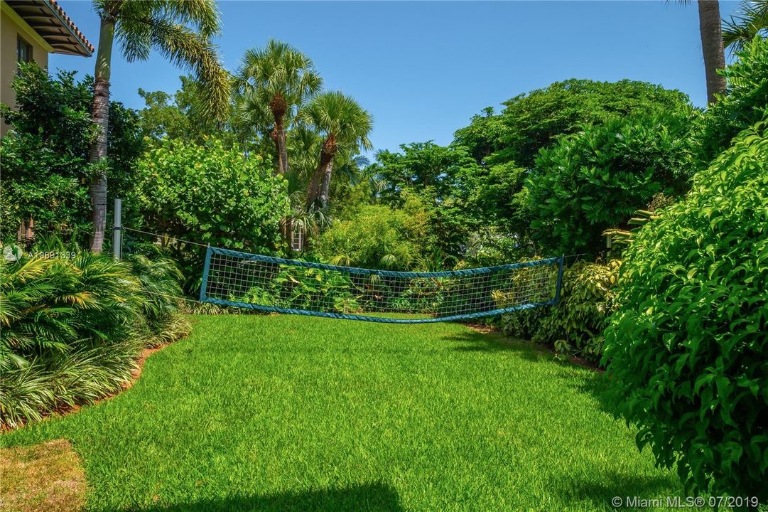 PRIVATE SIDE YARD FOR GAMES