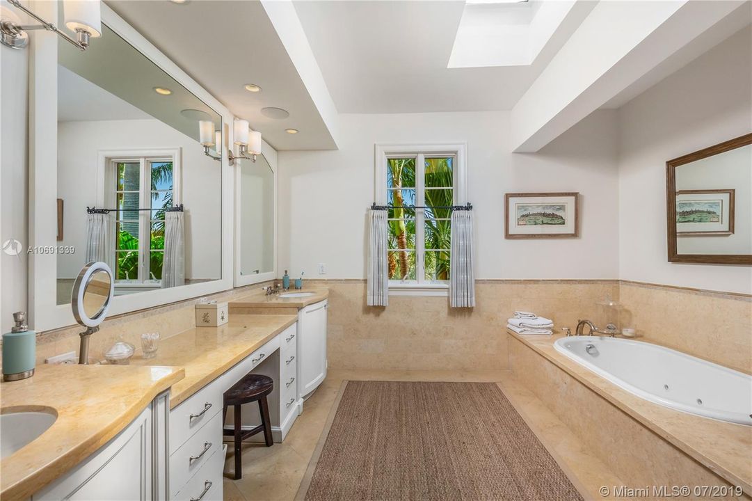 MASTER BATH WITH DUAL SINKS