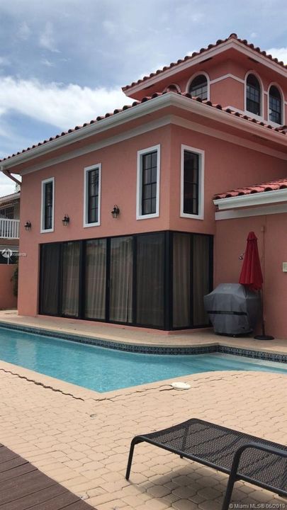 Vendido Recientemente: $1,179,000 (4 camas, 3 baños, 3615 Pies cuadrados)