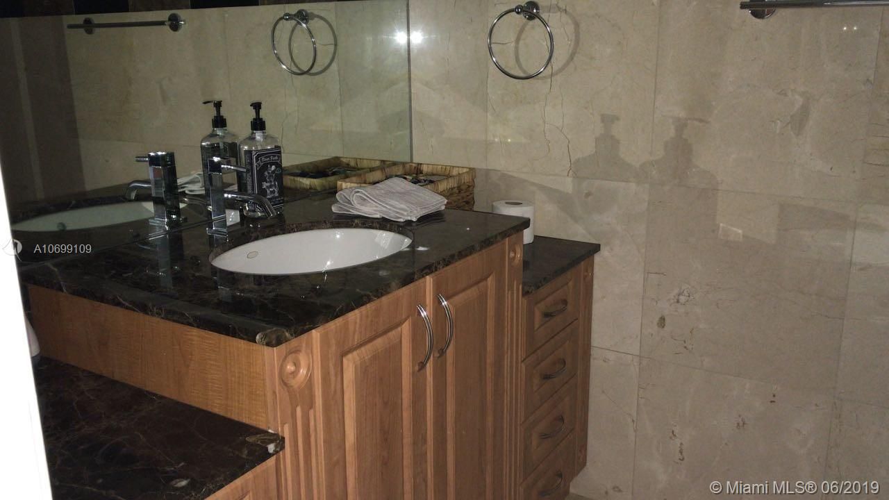 Vendido Recientemente: $1,179,000 (4 camas, 3 baños, 3615 Pies cuadrados)