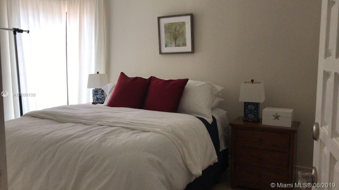 Vendido Recientemente: $1,179,000 (4 camas, 3 baños, 3615 Pies cuadrados)