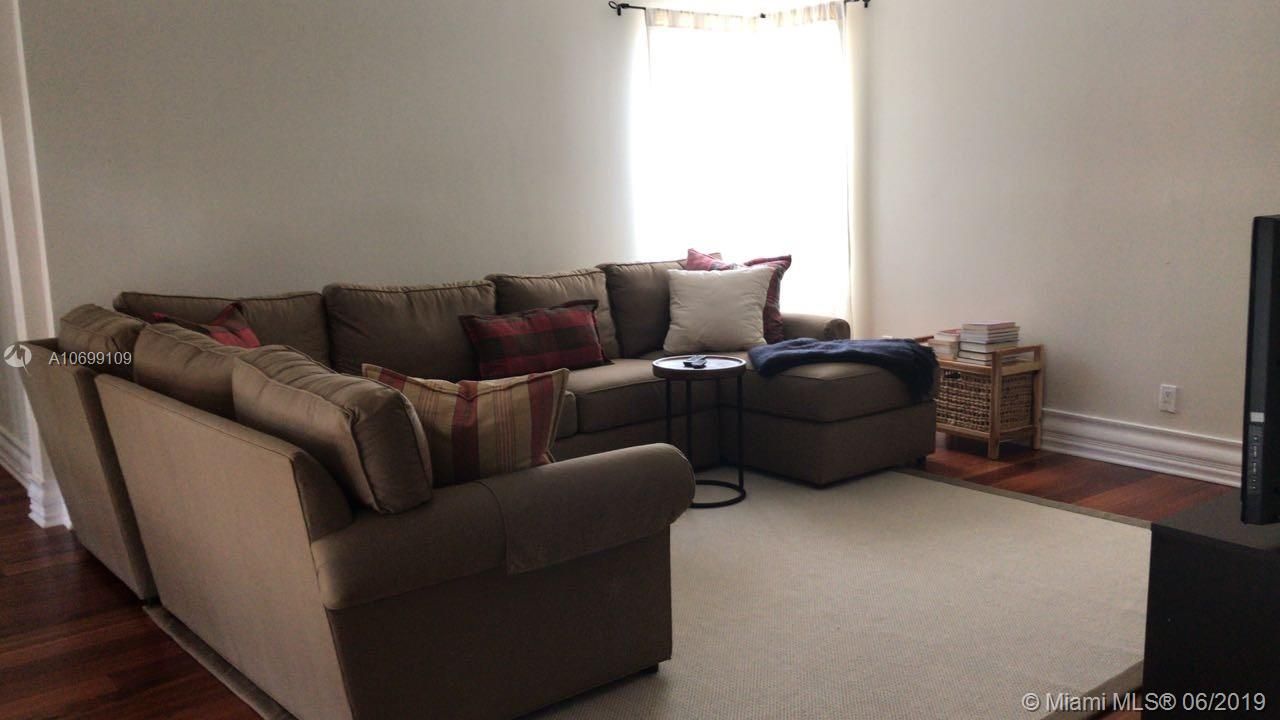 Vendido Recientemente: $1,179,000 (4 camas, 3 baños, 3615 Pies cuadrados)