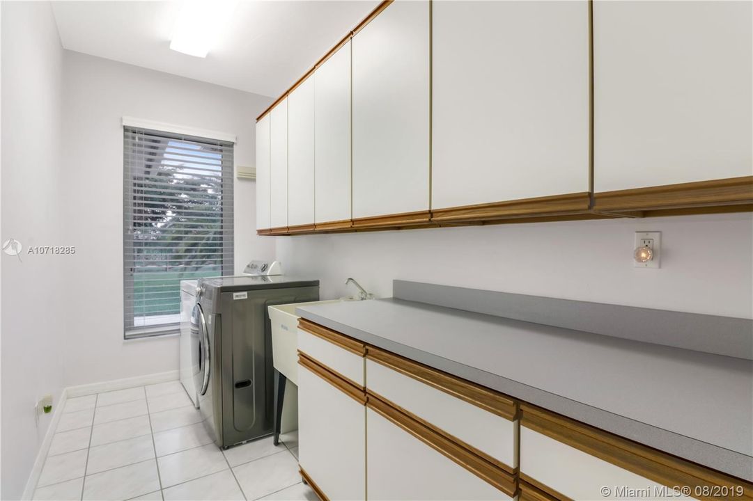 Vendido Recientemente: $739,999 (4 camas, 3 baños, 4323 Pies cuadrados)