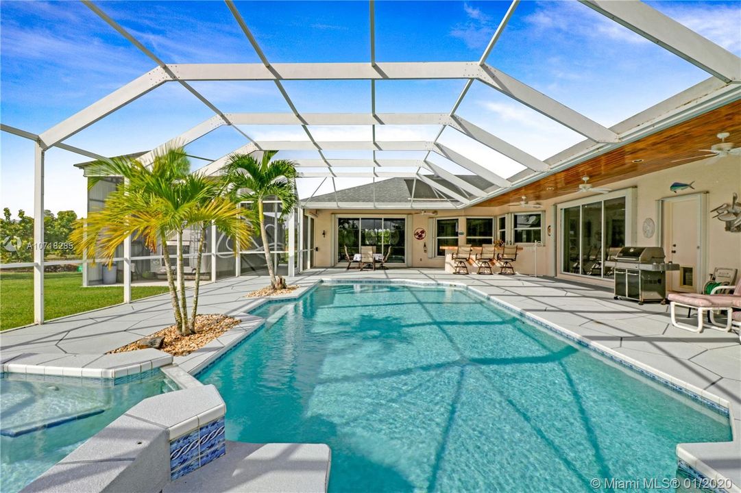 Vendido Recientemente: $739,999 (4 camas, 3 baños, 4323 Pies cuadrados)
