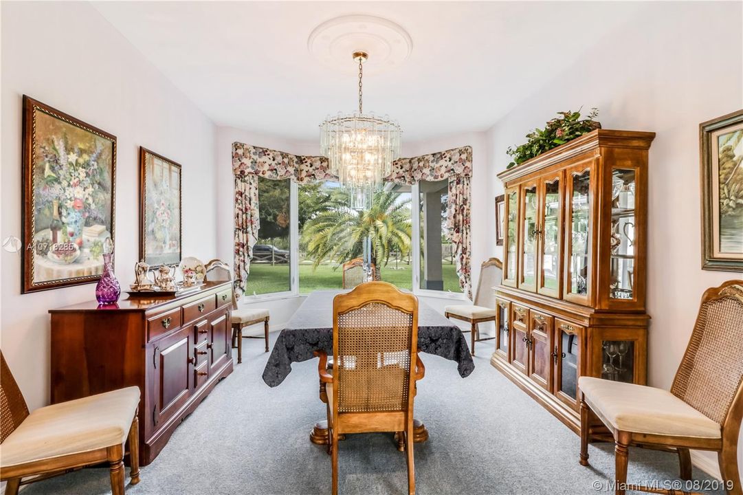 Vendido Recientemente: $739,999 (4 camas, 3 baños, 4323 Pies cuadrados)