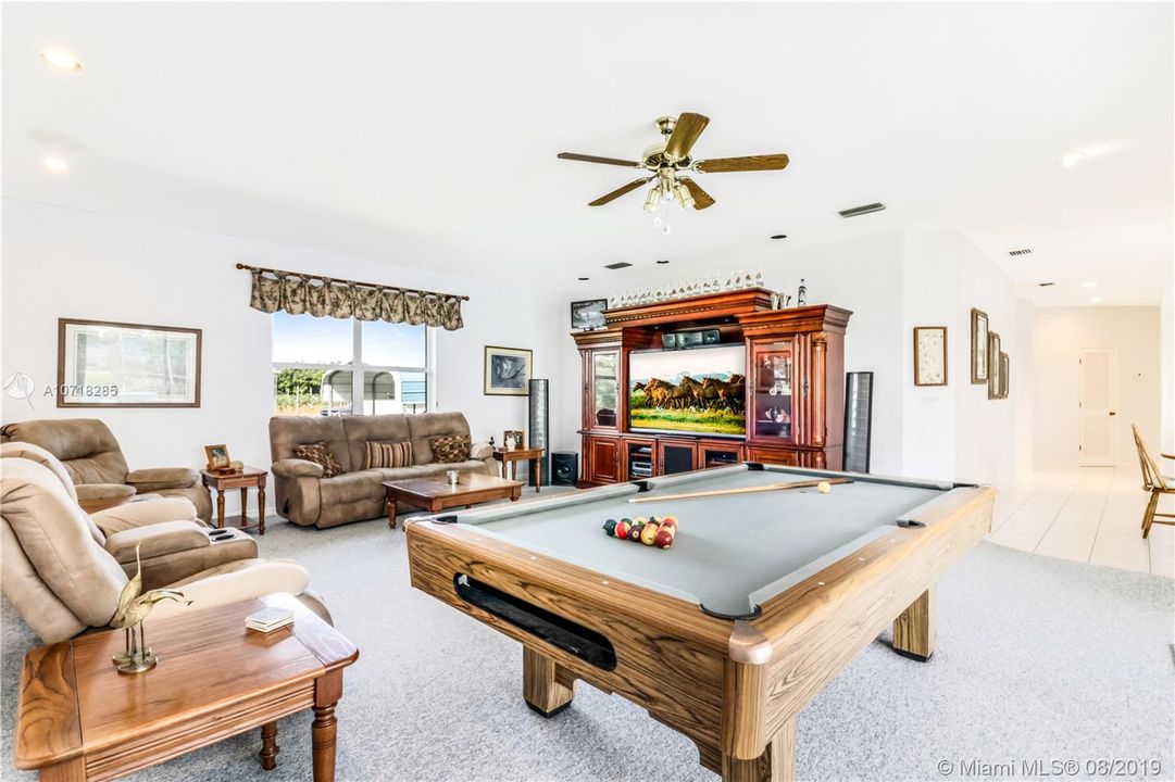 Vendido Recientemente: $739,999 (4 camas, 3 baños, 4323 Pies cuadrados)