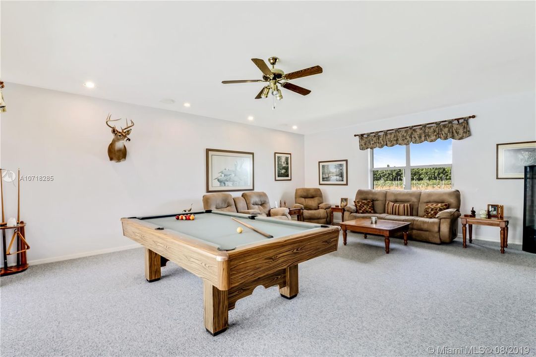 Vendido Recientemente: $739,999 (4 camas, 3 baños, 4323 Pies cuadrados)