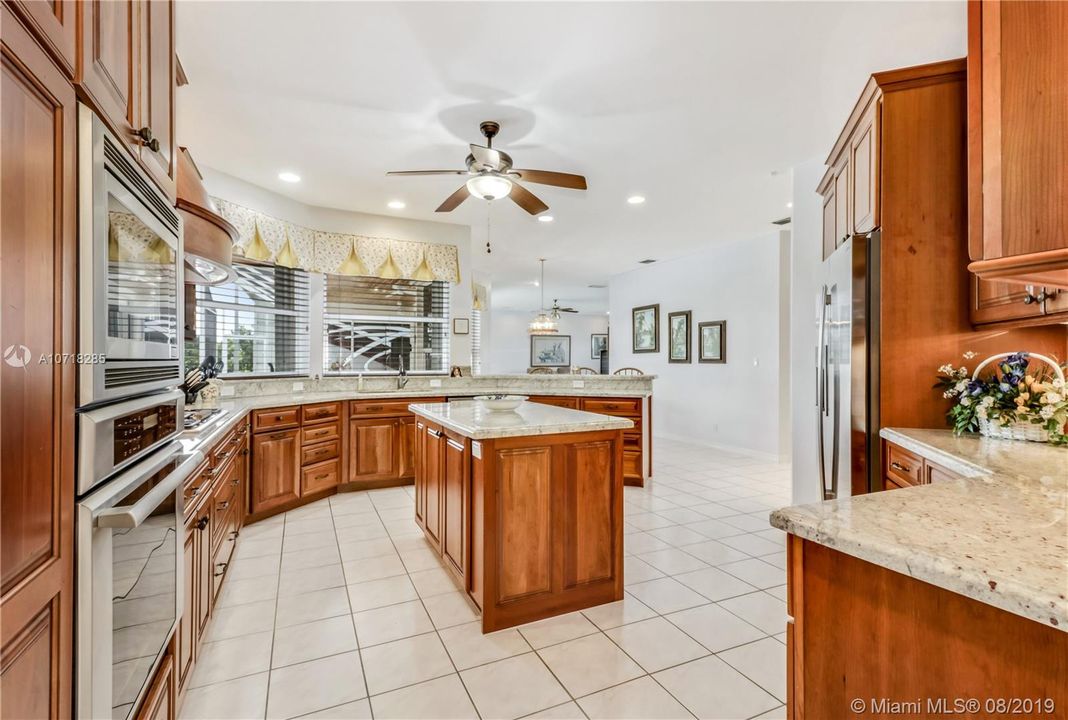 Vendido Recientemente: $739,999 (4 camas, 3 baños, 4323 Pies cuadrados)