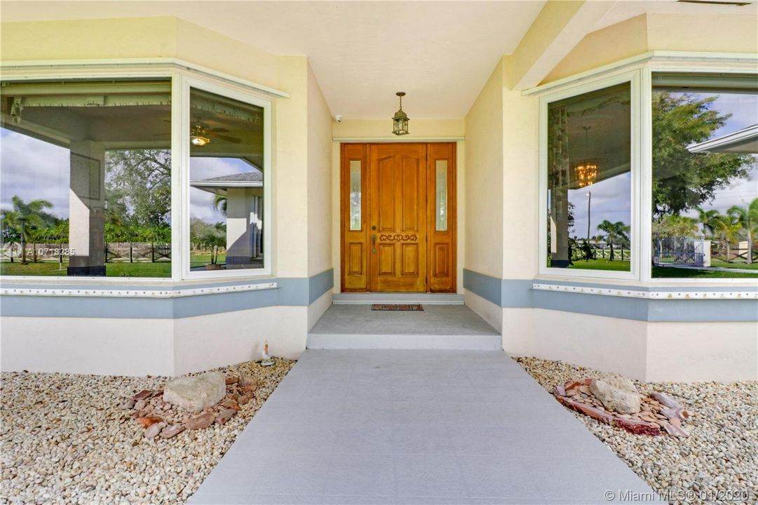 Vendido Recientemente: $739,999 (4 camas, 3 baños, 4323 Pies cuadrados)
