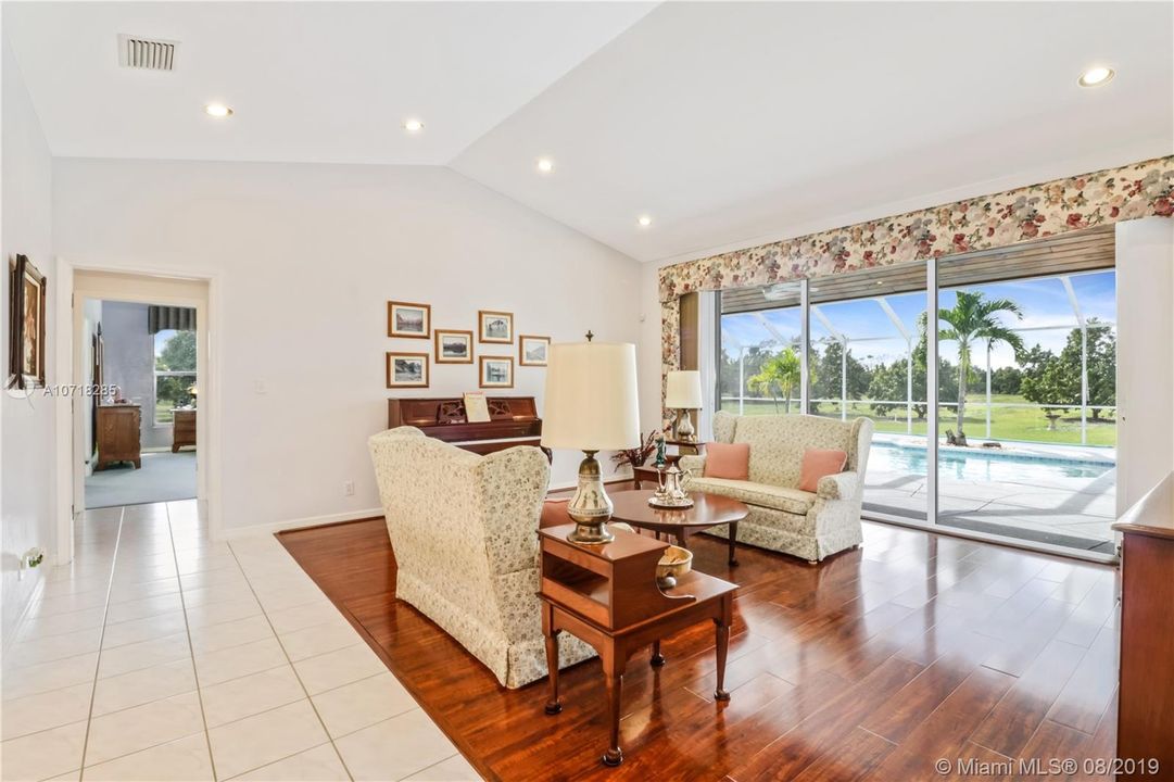 Vendido Recientemente: $739,999 (4 camas, 3 baños, 4323 Pies cuadrados)